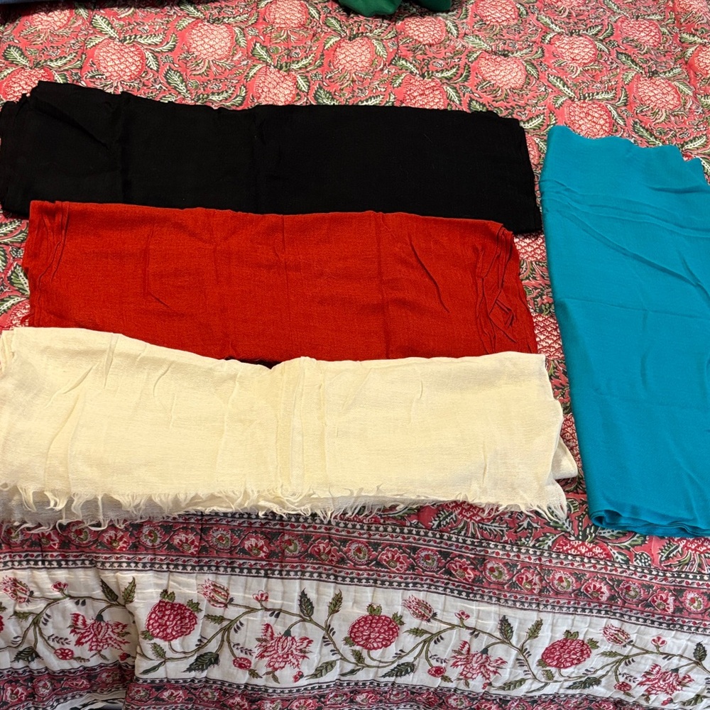 Bundle of 4 pashmina type shawls - Picture 2 of 6
